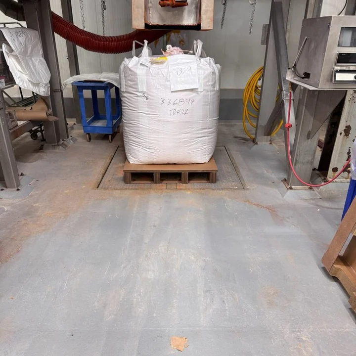 Bulk bag on a pallet at a filling station